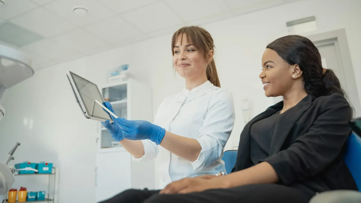 Dentista y paciente revisando radiografías del cerebro